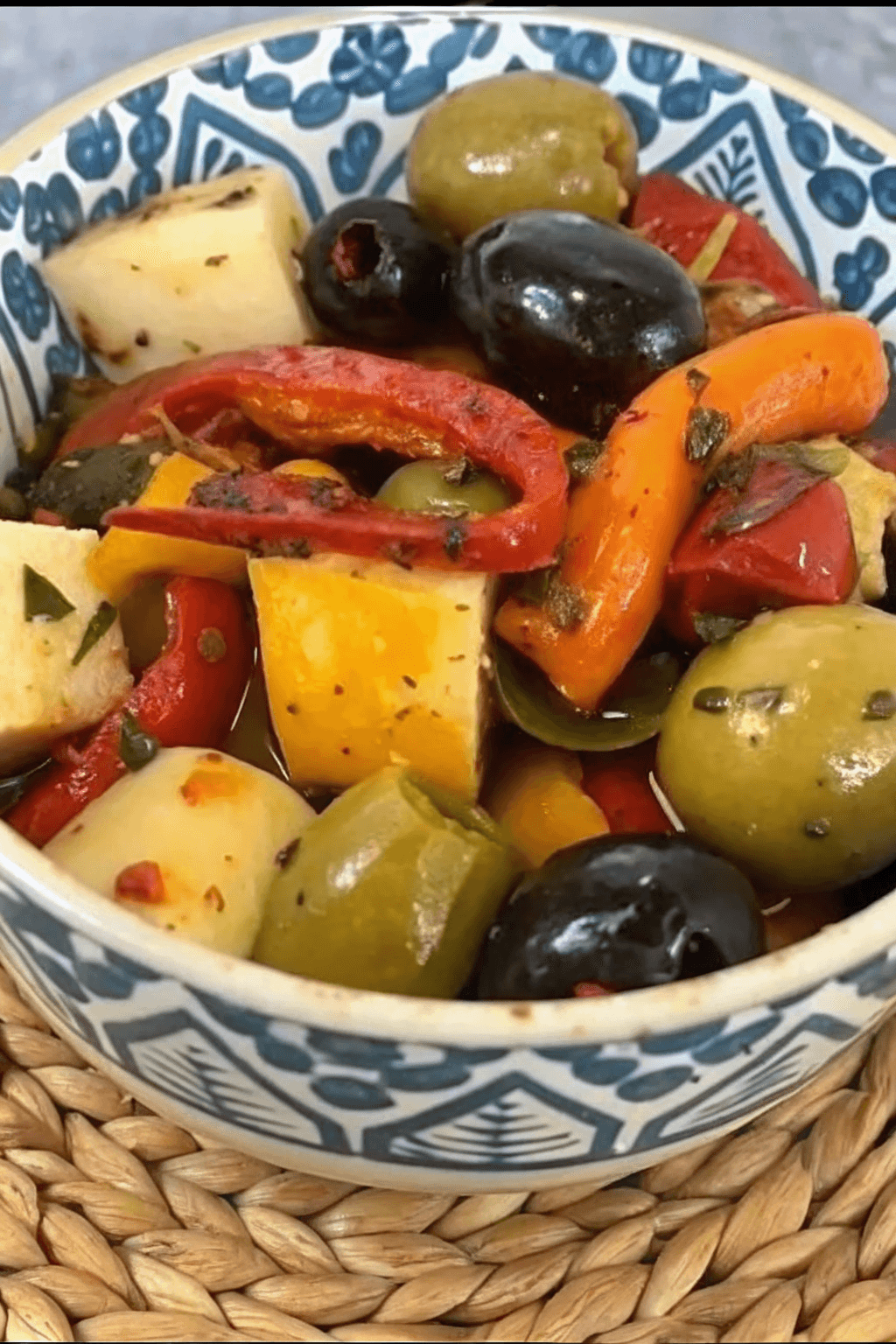 Queso y Aceitunas Marinadas