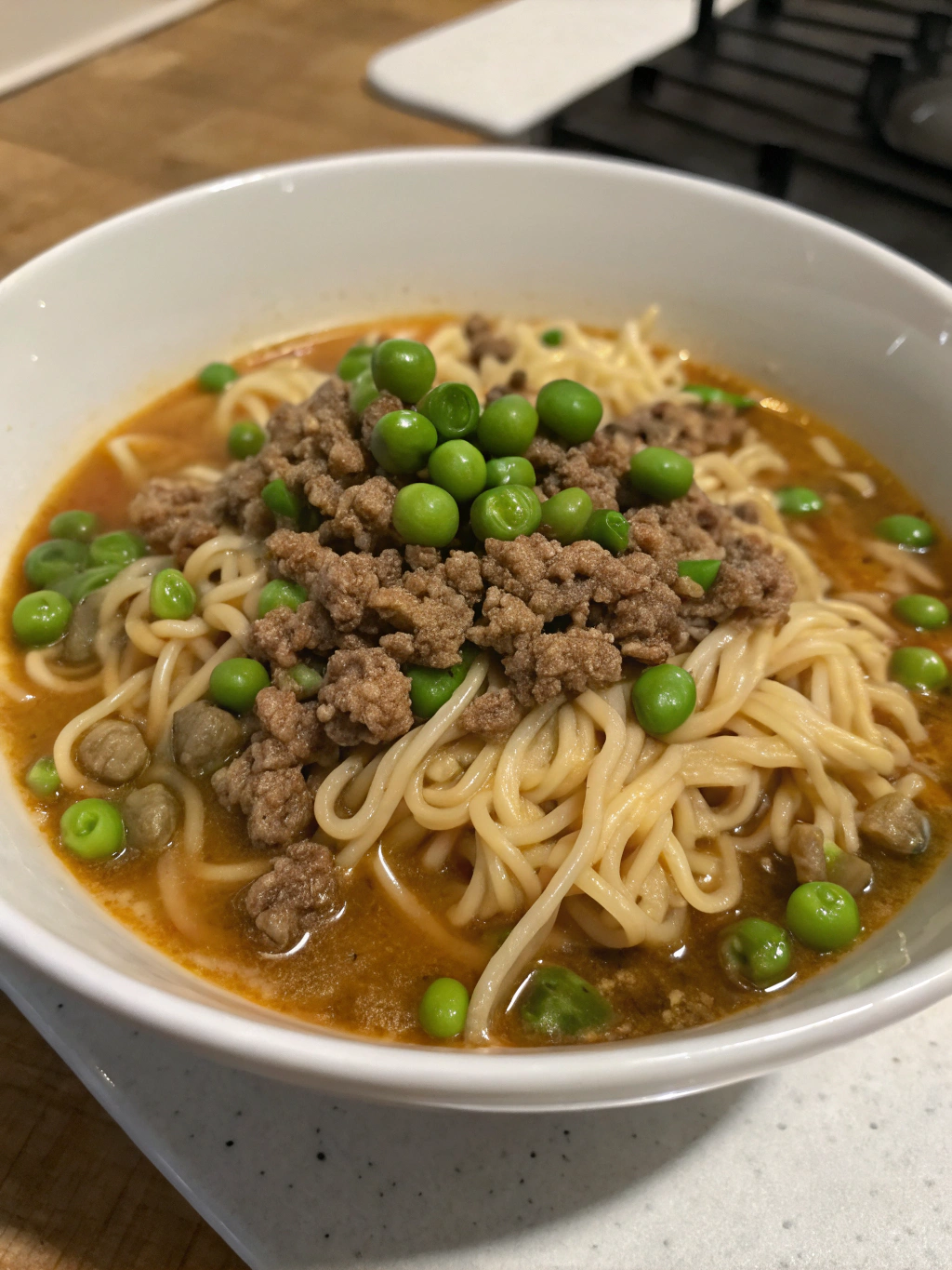 Ramen de carne molida y guisantes