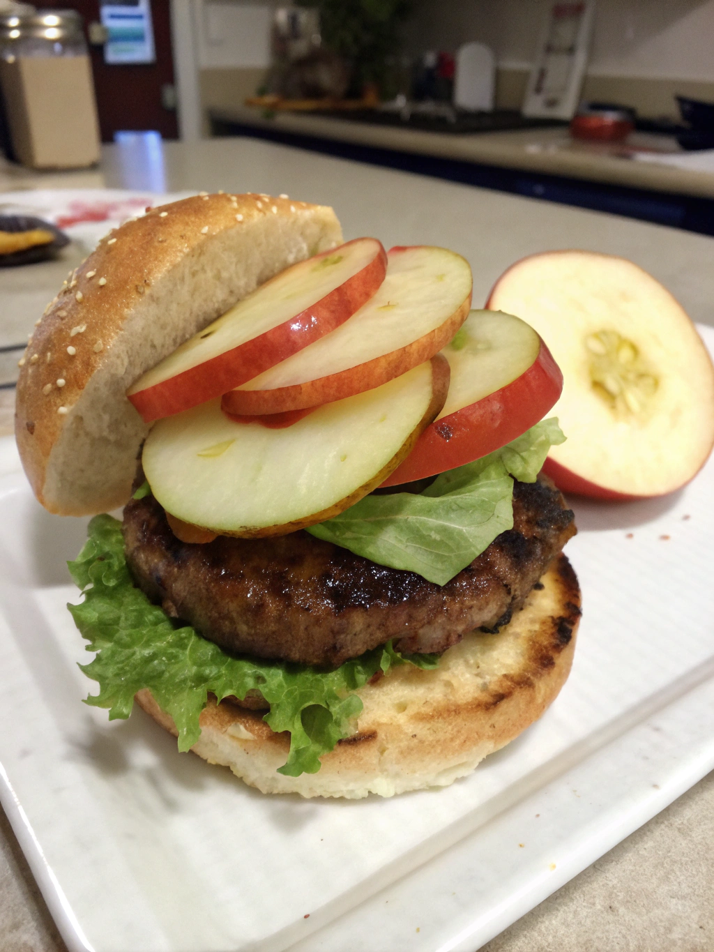 hamburguesa de carne con manzana